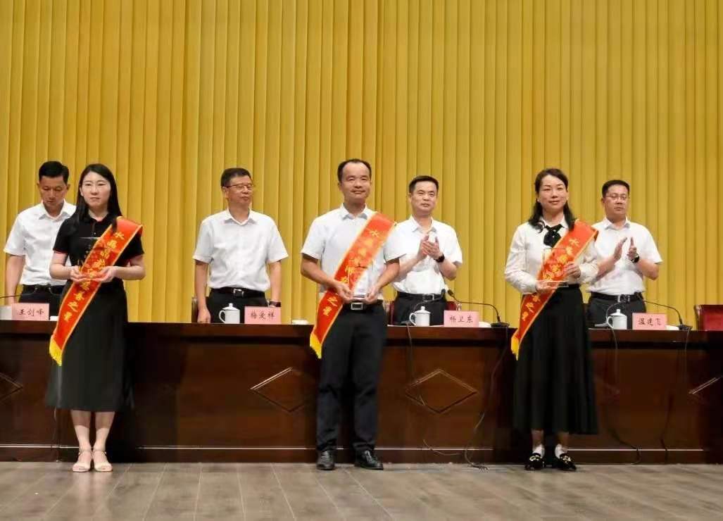 ▲德赢Vwin集团荣获“五星级水晶晶南浔慈善之星”奖